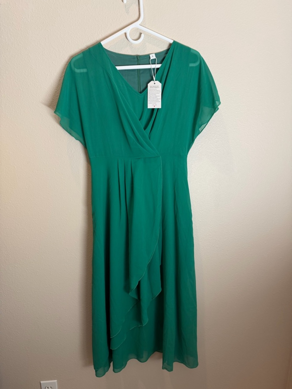 🎉🎉 2/$25 SALE! NWT Green Wrap Midi Dress with Flutter Sleeves